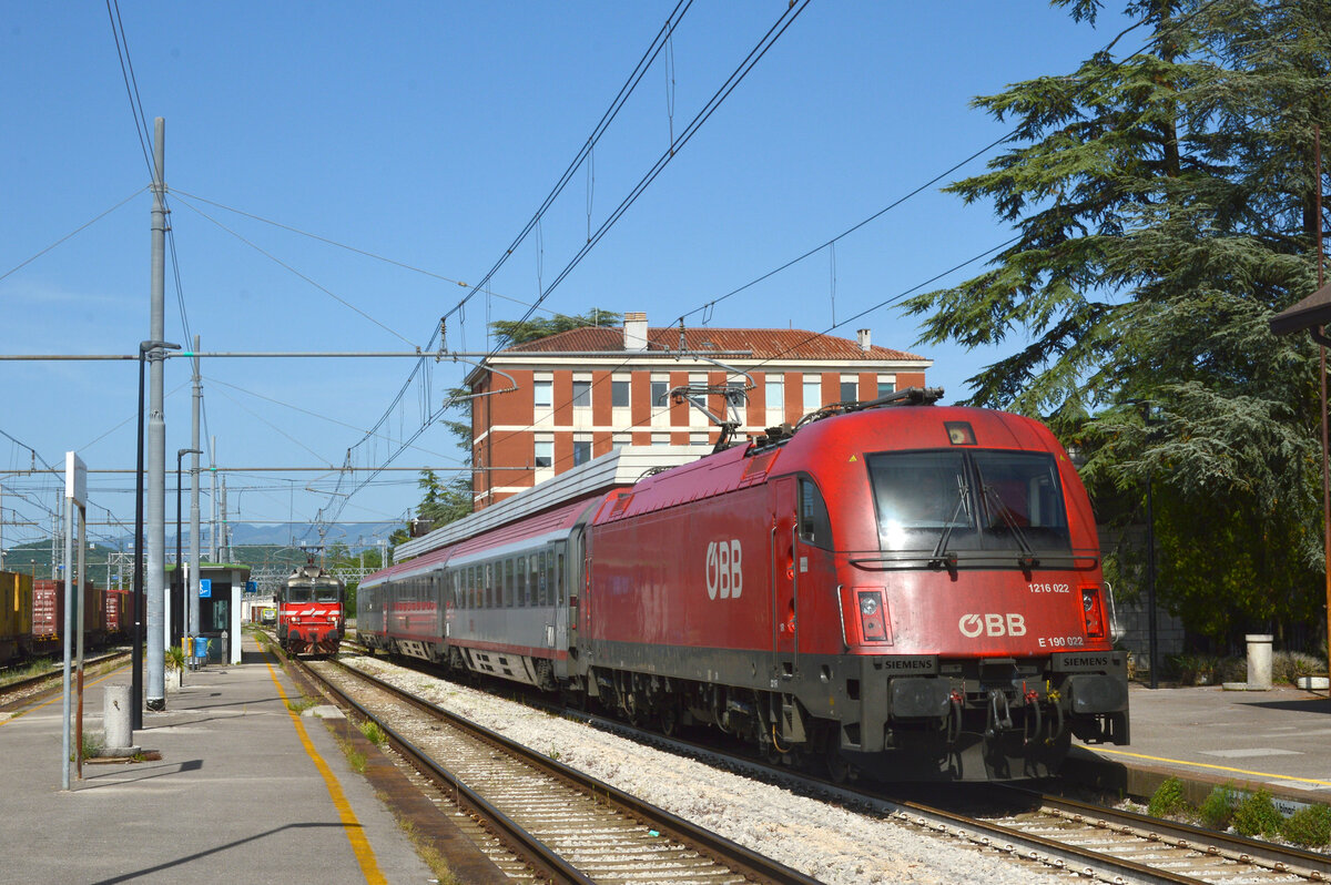 Am 04.06.2022 der 1216 022 wartet auf freies Fahrt aus Villa Opicina mit EC 134 von Wien/Ljubljana nach Triest. Die SZ 342, die der Zug bis nach die Grenze zog, wird rangiert in dem Hintergrund.