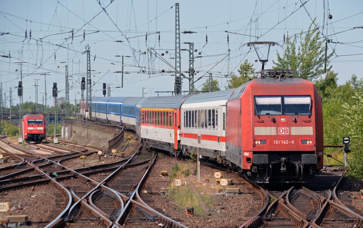 Am 04.07.14 erreicht 101 142 mit dem EC 176 aus Brno ihren Zielbahnhof Hamburg-Altona. Links steht bereits 101 003 bereit um den Zug zu übernehmen.
