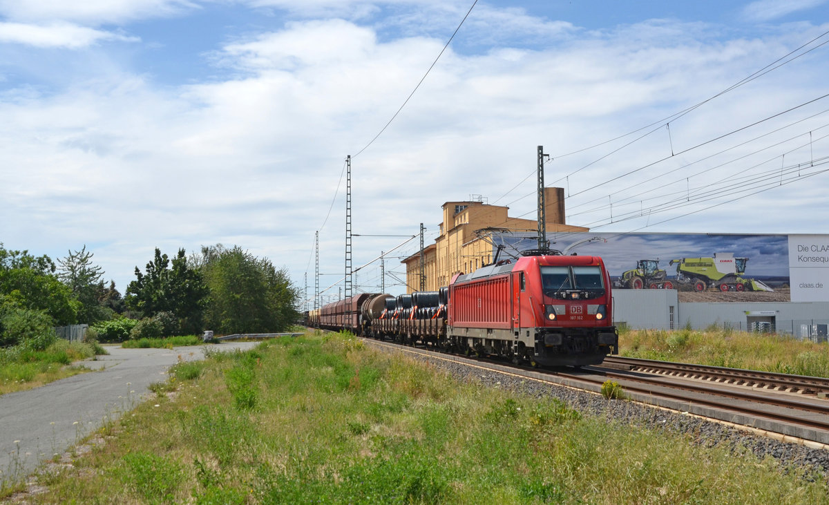 Am 04.07.20 passiert 187 162 mit einem gemischten Güterzug das Claas-Werk in Landsberg in Richtung Bitterfeld.