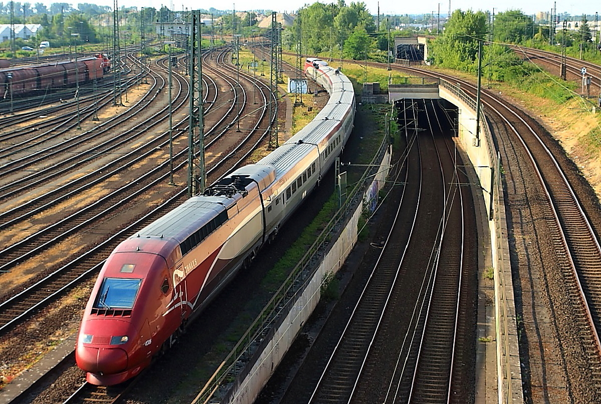 Am 04.07.2015 durchfährt ein umgeleiteter Thalys nach Paris das Gleisvorfeld des Neusser Hauptbahnhofes. Links vom Thalys, der auf dem Gleis von Düsseldorf nach Neuss unterwegs ist, der Neusser Güterbahnhof, rechts in Tieflage die S-Bahn-Geise, daneben das Richtungsgleis Neuss-Düsseldorf und rechts oben die Verbindung Neuss-Krefeld, die die Gleise in Richtung Düsseldorf überquert.