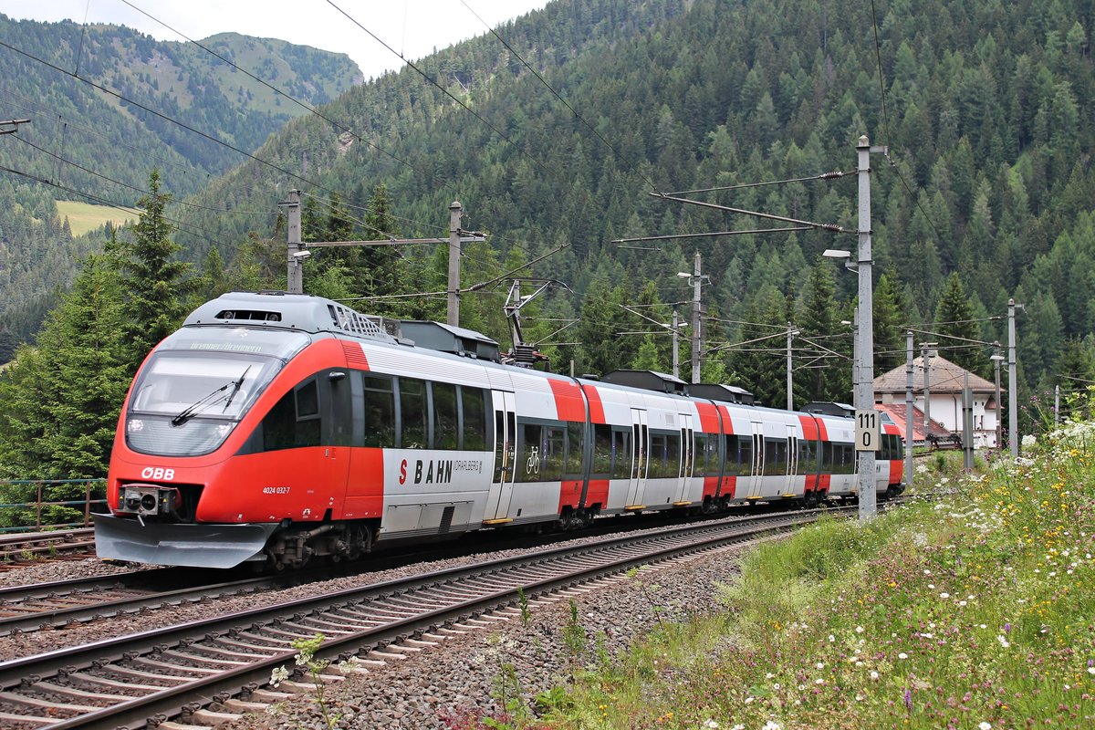 Am 04.07.2018 fuhr ÖBB 4024 032-7  S Bahn Vorarlberg  als REX (Kuftsein - Brenner/Brennero), als dieser beim RoLa-Terminal Brennersee in Kürze in den Enbahnhof einfahren wird.