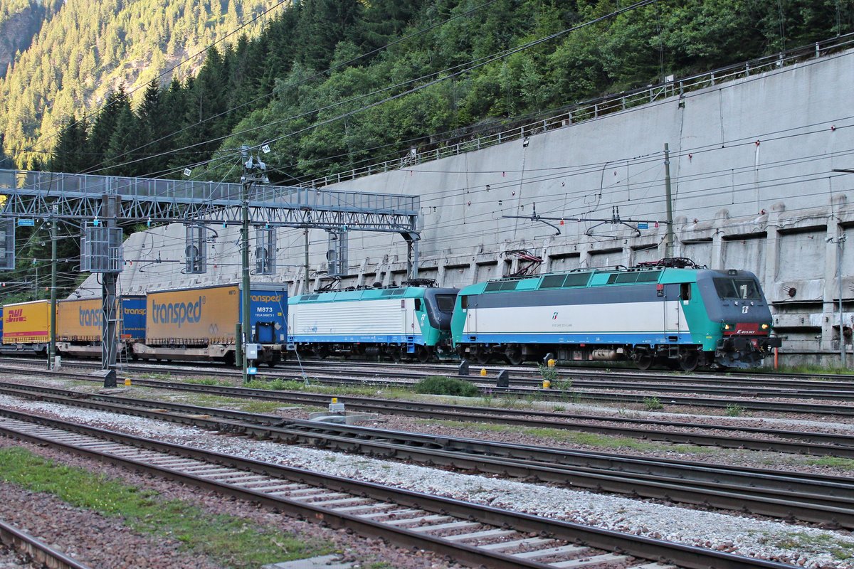 Am 04.07.2018 stand E 405.027 zusammen mit E 412 015 und einem langen KLV im Bahnhof von Brennero und warteten auf die Ausfahrt in Richtung Bozen. Zuvor brachten 1116 127 und 1116 278 den Zug auf den Brenner hoch.