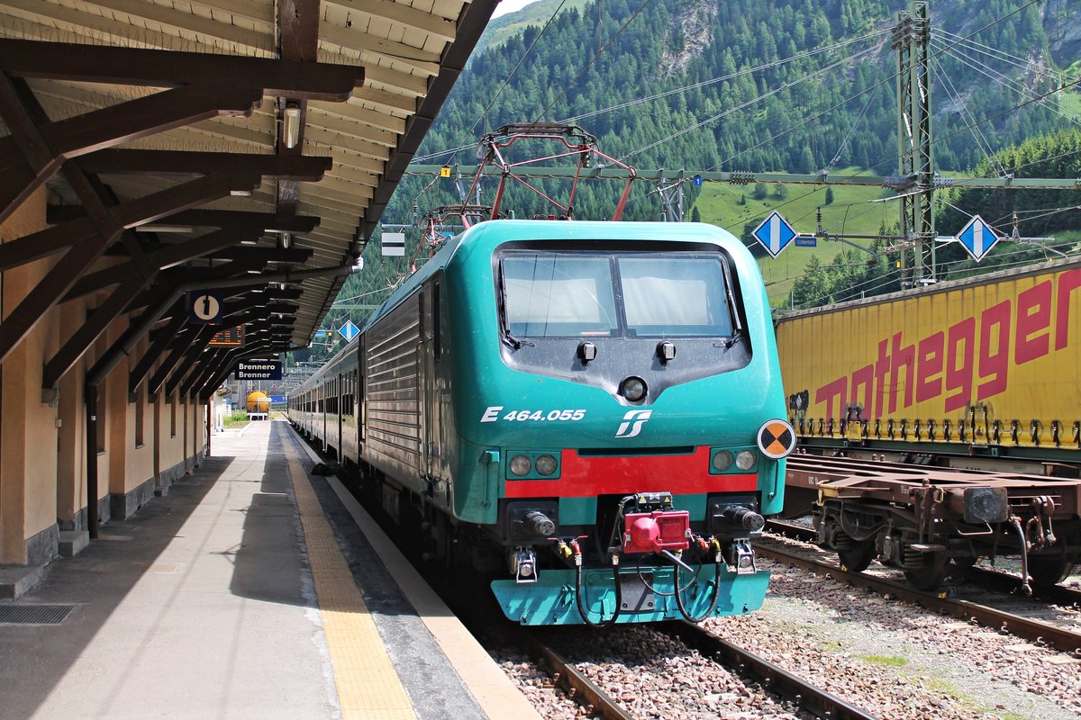 Am 04.07.2018 stand E 464.055 mit ihrem Regionalzug auf Gleis 1 im Bahnhof von Brennero und wartete dort auf ihre Rückgahrt in Richtung Bozen.