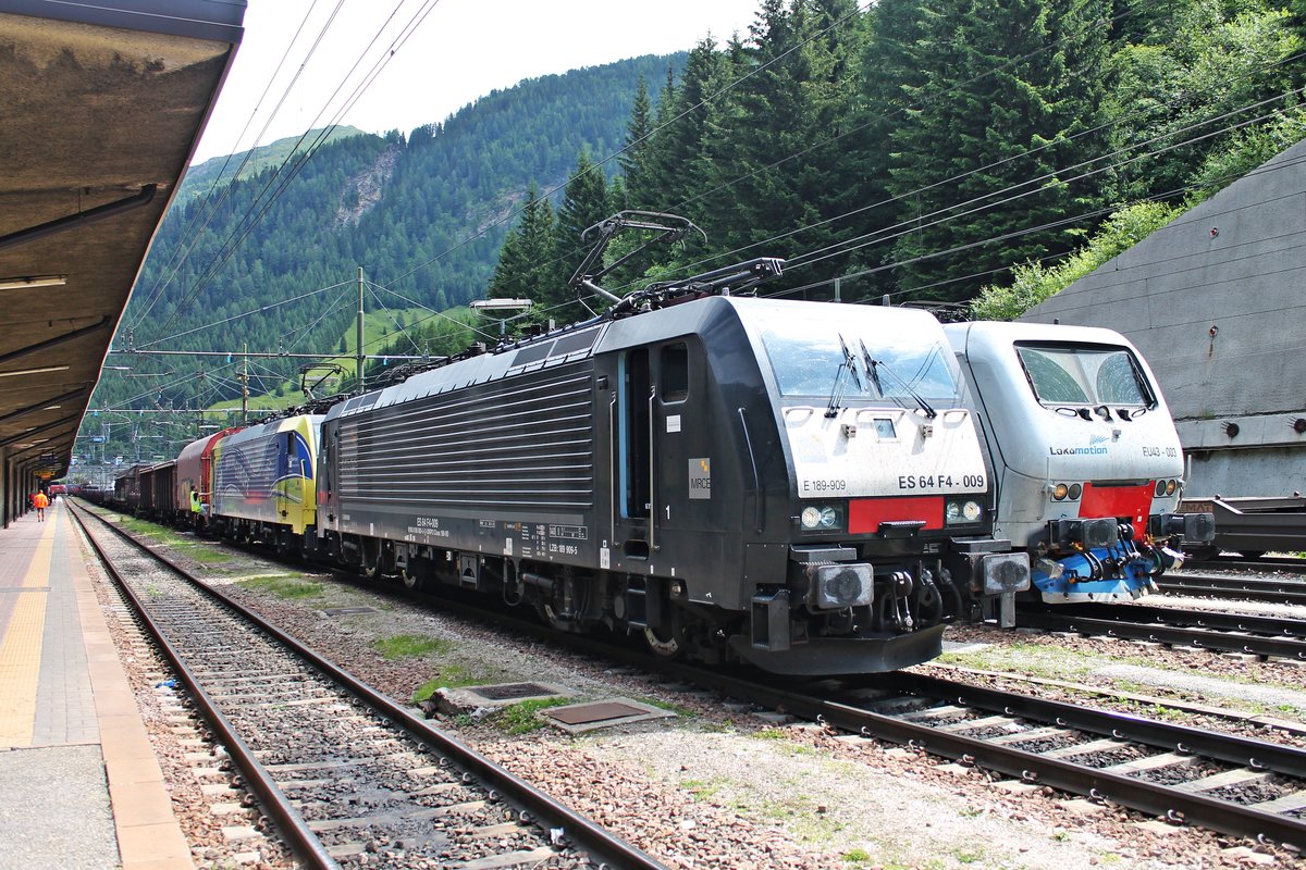 Am 04.07.2018 wartete MRCE/LM ES 64 F4-009 (189 909-5) zusammen mit E 189 912RT  Cream - Moving Europe  und einem gemischten Güterzug nach Brescia neben der EU43-003 im Bahnhof von Brennero auf die Abfahrt in Richtung Bozen.