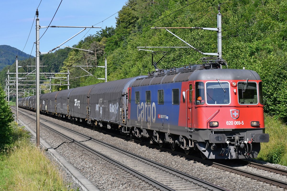 Am 04.07.2020 war es wieder einmal Re 620 069-5  Hägendorf , welche den 48021 ins Tessin ziehen durfte. Aufgenommen zwischen Villnachern und Umiken an der Bözberg Südrampe.