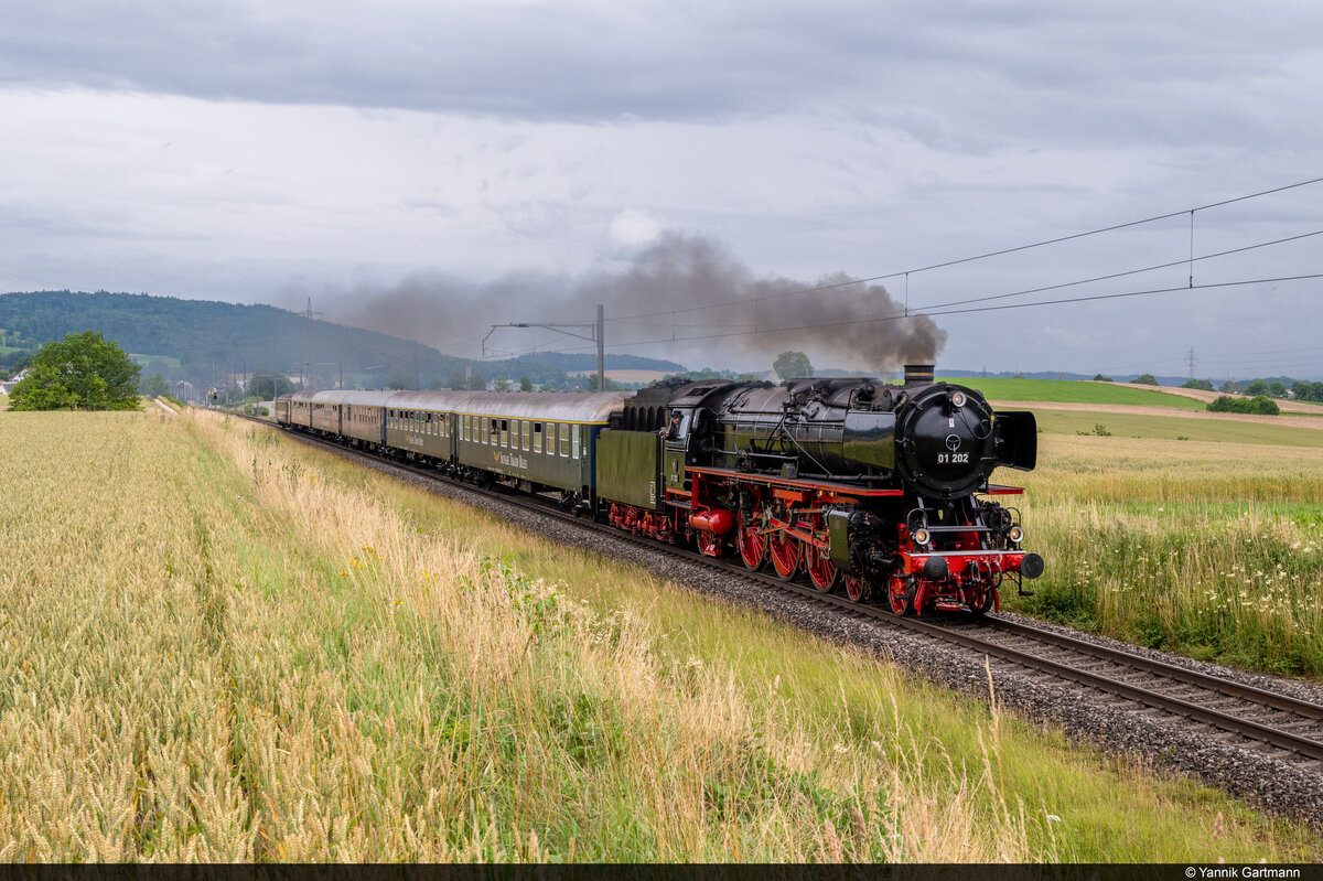 Am 04.07.2021 ist Verein Pacific 01 202 unterwegs mit einem Sonderzug von Zug nach Lyss und konnte hier bei Otelfingen aufgenommen werden.