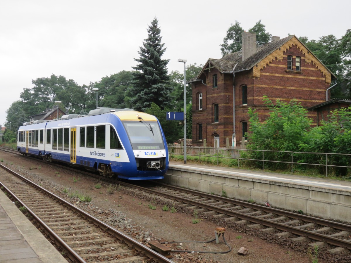 Am 04.08.2014 steht im Bahnhof von Wallwitz an der Strecke Halle Saale-Halberstadt Hex Lint zur Abfahrt nach Halberstadt bereit 
