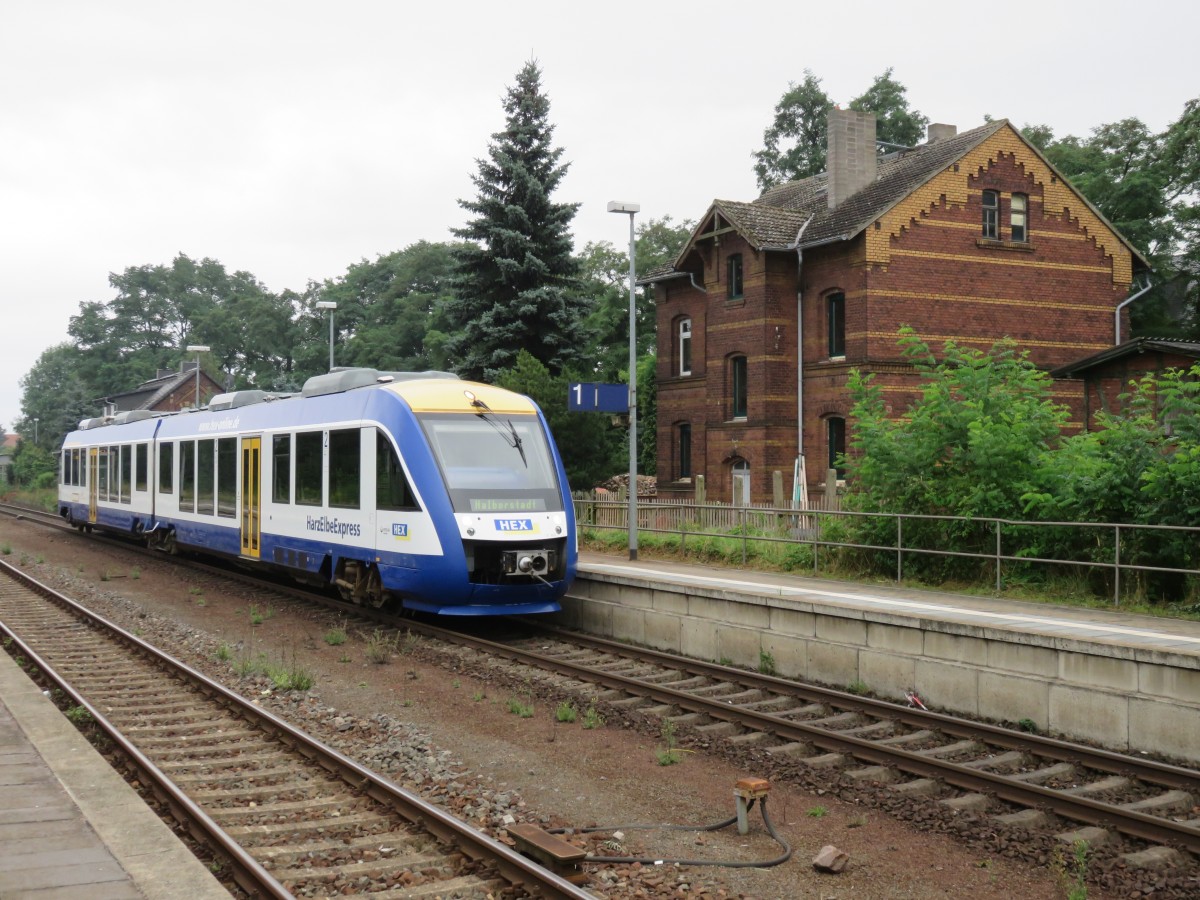 Am 04.08.2014 steht im Bahnhof von Wallwitz an der Strecke Halle Saale-Halberstadt Hex Lint zur Abfahrt nach Halberstadt bereit 