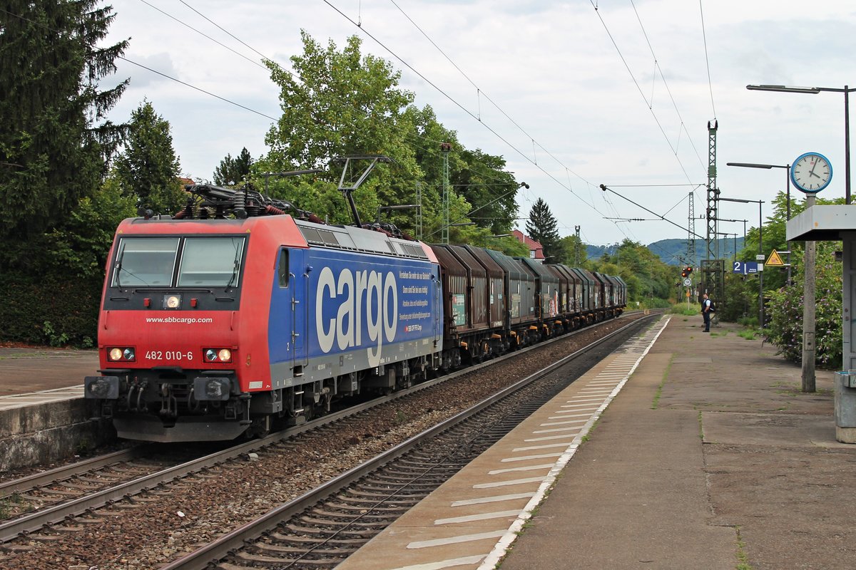 Am 04.08.2015 bespannte die Re 482 010-6  Verstehen sie mehr als nur Bahnhof?  den DGS 48620 (Muttenz - Göttingen Gbf), als sie durch den Bahnhof von Haltingen gen Katzenbergtunnel/Freiburg fuhr.