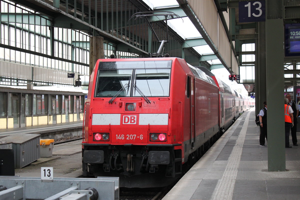 Am 04.08.2015 steht 146 207 mit einem IRE Stuttgart - Karlsruhe im noch oberirdischen Stuttgarter Hauptbahnhof.