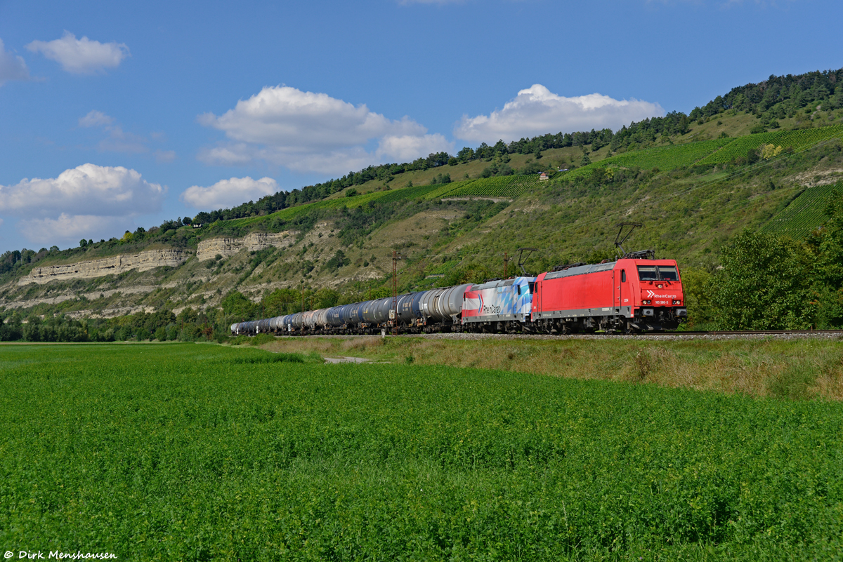 Am 04.09.2021 begegnete uns 185 586 in Doppeltraktion mit 185 350 (beide RHC / RheinCargo) im Maintal bei Thüngersheim auf dem Weg nach Süden.