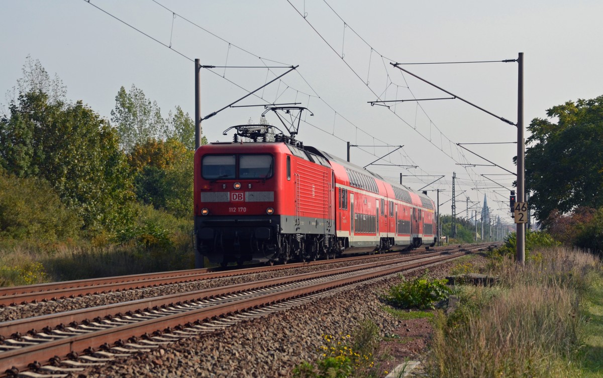 Am 04.10.15 lief im 143er-Umlauf des RE Magdburg-Leipzig 112 170 mit. Hier passiert sie mit einem RE nach Magdeburg Greppin.