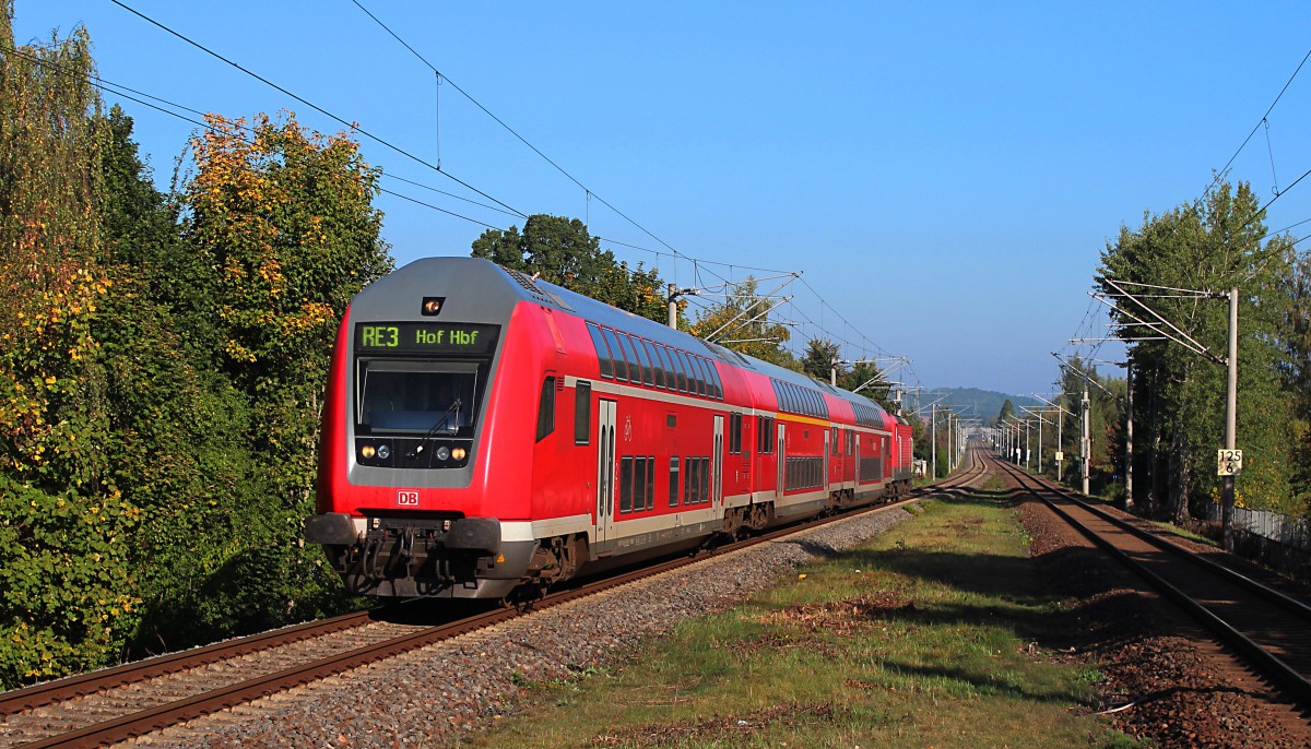 Am 04.10.2014 durcheilt der RE 4766 nach Hof Hbf den Haltepunkt Zwickau-Pölbitz, Schublok ist die 143 342-4.