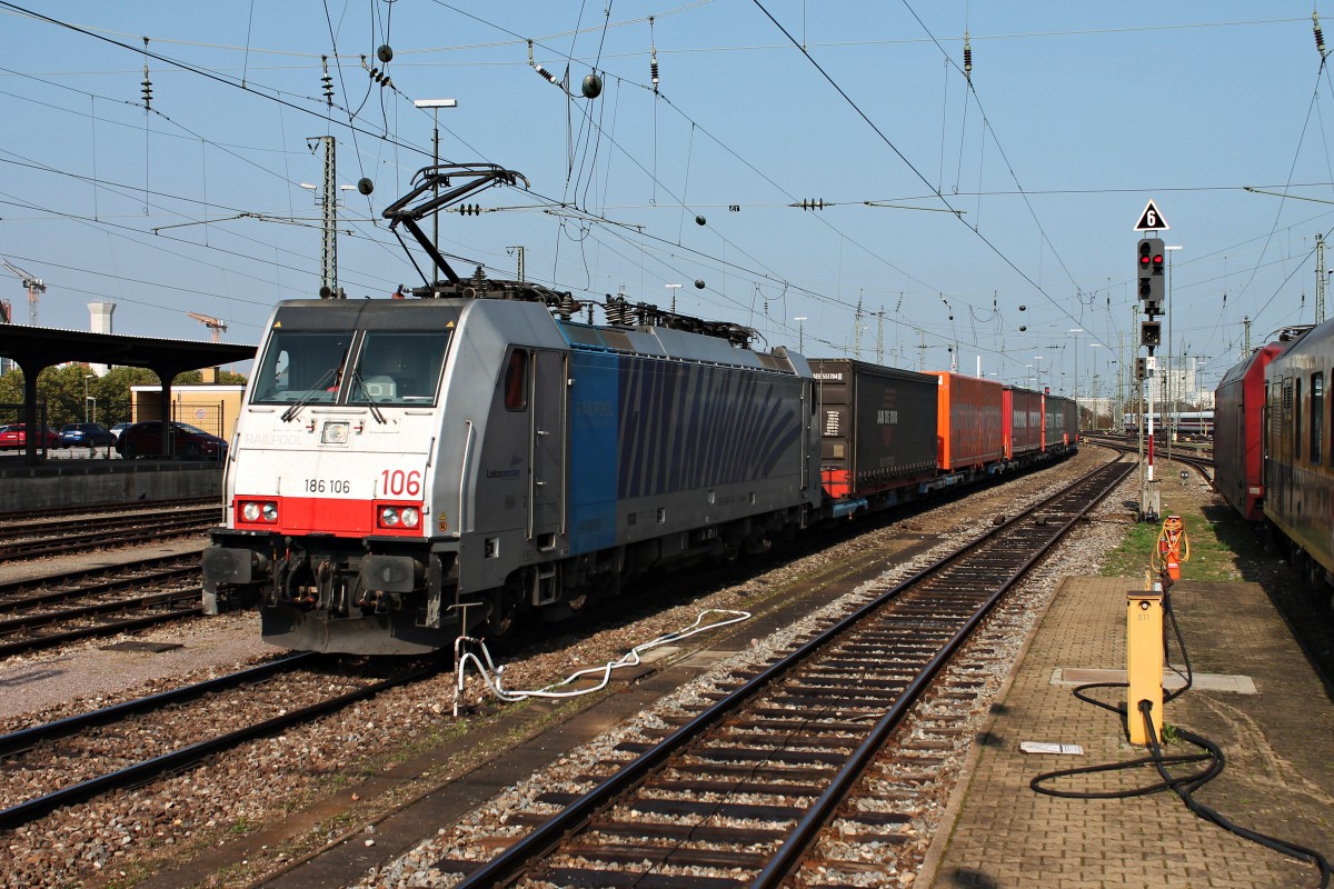Am 04.10.2014 fuhr 186 106 mit einem Containerzug (Holland - Italien) durch den Badischen Bahnhof von Basel in Richtung Muttenz.