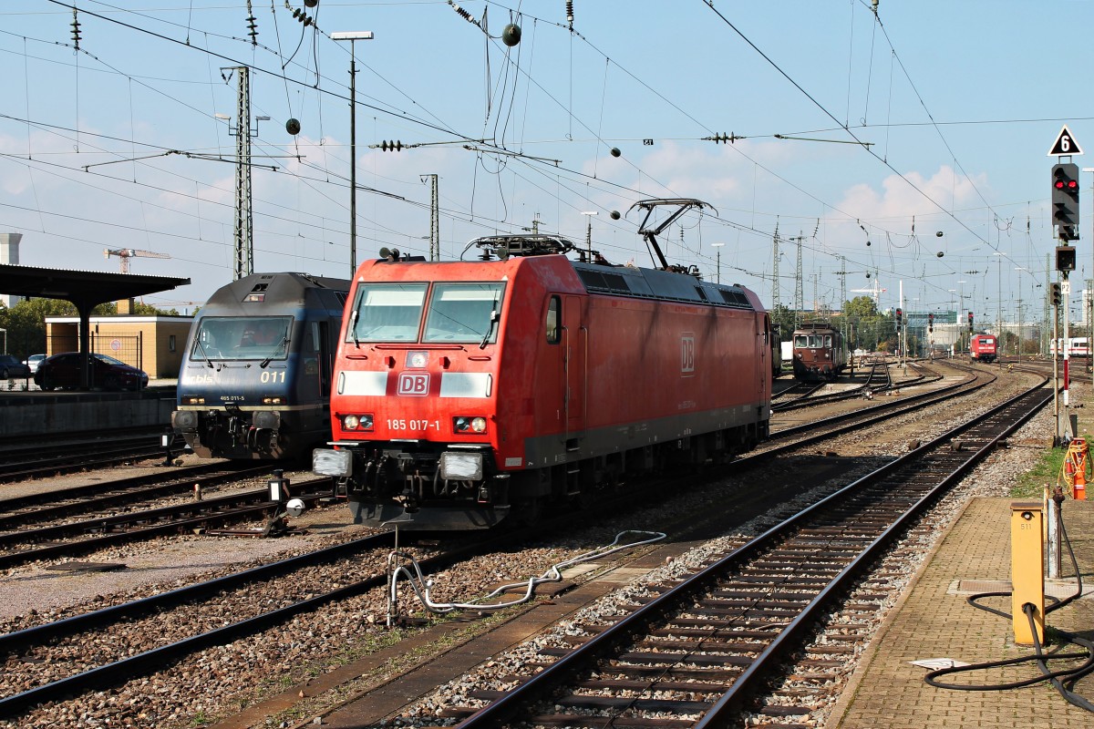 Am 04.10.2014 fuhr DBSC 185 017-1 als Lokzug durch den Badischen Bahnhof von Basel gen Muttenz, während im Hintergrund die Re 465 011-5 aufgerüstet wird um später eine Güterzug in Weil am Rhein zu übernehmen.