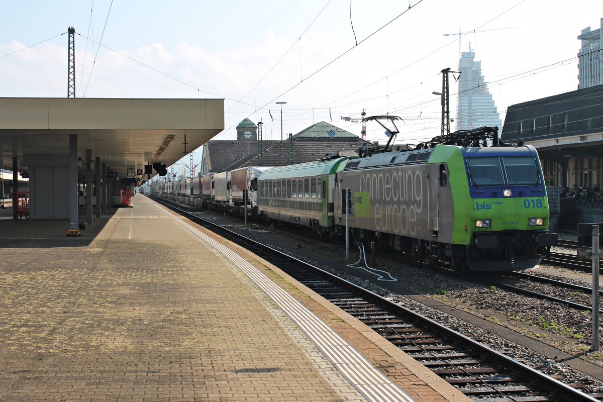 Am 04.10.2014 fuhr Re 485 018-6 mit einer RoLa (Novara - Freiburg (Brsg) Rbf) durch den Badischen Bahnhof von Basel gen Basel Bad Rbf.