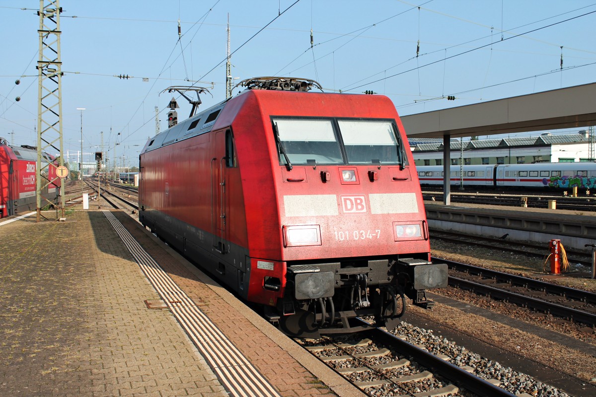 Am 04.10.2014 rangierte die 101 034-7 in Basel Bad Bf, nachdem sie verspätete CNL-Wagen brachte.