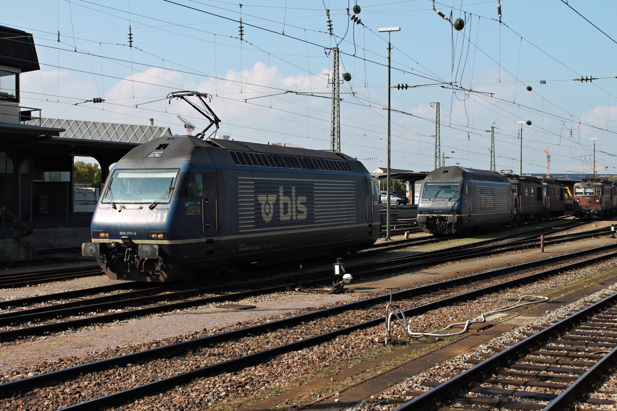 Am 04.10.2014 rückte Re 465 011-5  Wisenberg  aus der Wochenendruhe in Basel Bad Bf aus, um später einen Containerzug in Weil am Rhein zusammen mit der Re 425 175 zu bespannen.