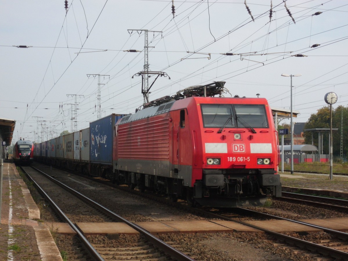 Am 04.10.2015 kam 189 061 mit ihrem Containerzug aus Magdeburg nach Stendal und fuhr weiter nach Wittenberge.