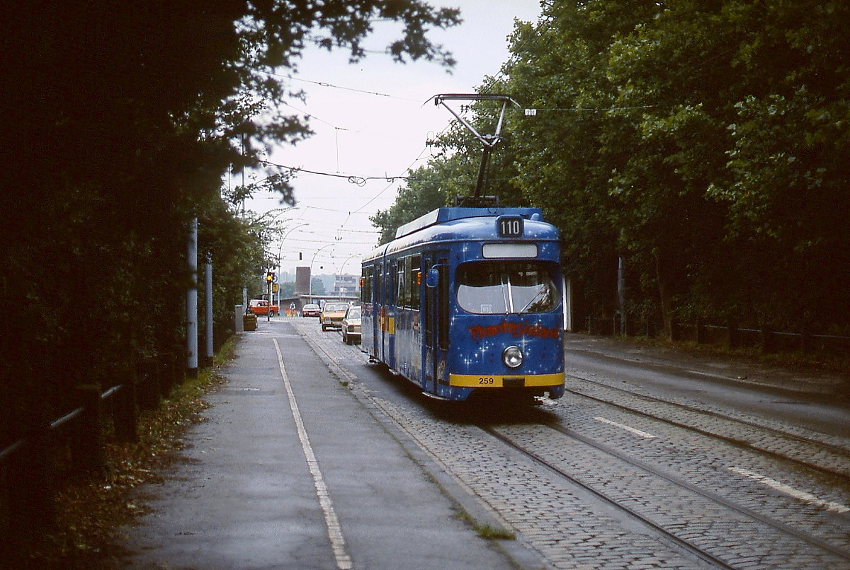 Am 04.10.2015 wurde der Abschnitt Thyssenbrücke - Friesenstraße der Straßenbahn in Mülheim an der Ruhr stillgelegt. Davon war Anfang der 1990er Jahre noch nicht die Rede, als der Düwag-Sechsachser 259 auf der Hauskampstraße in Richtung Friesenstraße unterwegs war.