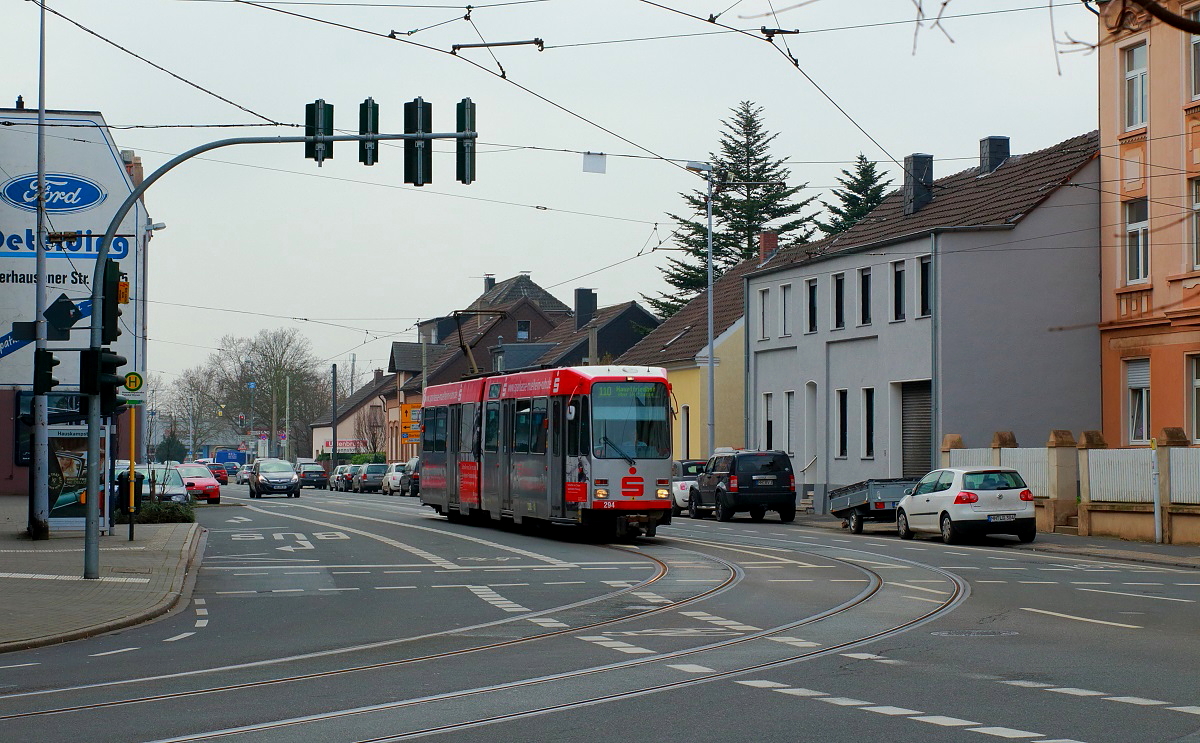 Am 04.10.2015 wurde der Abschnitt Thyssenbrücke - Friesenstraße der Straßenbahn in Mülheim an der Ruhr stillgelegt. Bis dahin sind es fast noch sieben Monate, als der Tw 294 am 09.03.2015 in Mülheim-Styrum von der Steinkampstraße in die Hauskampstraße einbiegt.