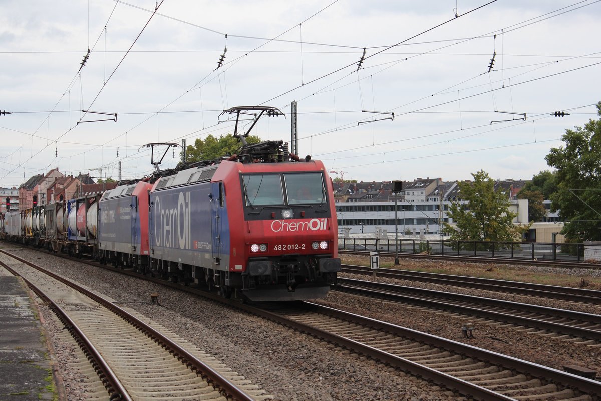 Am 04.10.2017 durchfährt eine Doppeltraktion Re482 von SBB Cargo mit einem Chemiecontainerzug den Hauptbahnhof von Ludwigshafen. 