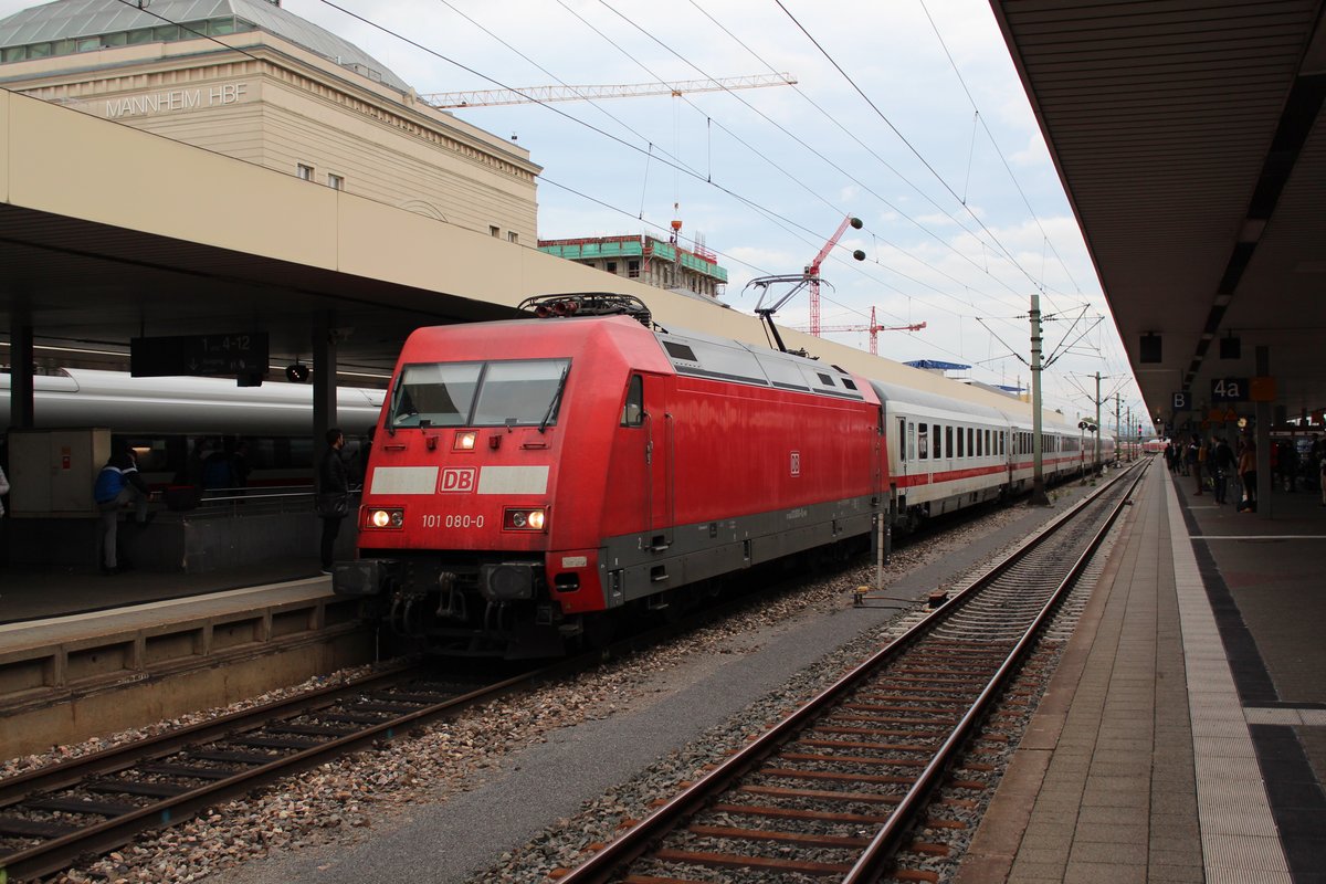 Am 04.10.2017 durchfährt ein IC-Leerzug den Hauptbahnhof von Mannheim.