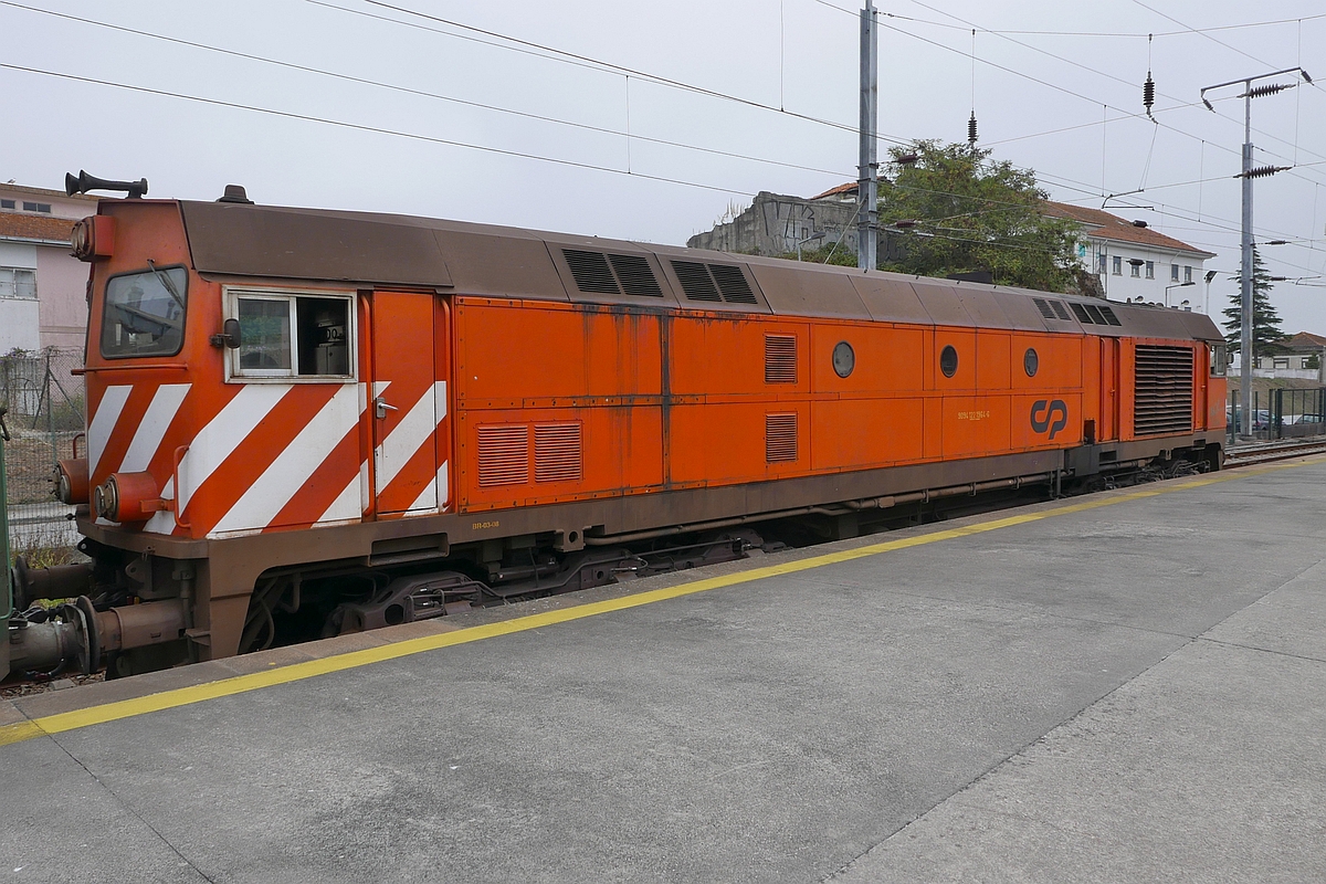 Am 04.10.2017 steht die 1979 von Bombardier gebaute Diesellok mit der Nummer 1964 (9094 122 1964-6) im Bahnhof von Porto Campanhã.