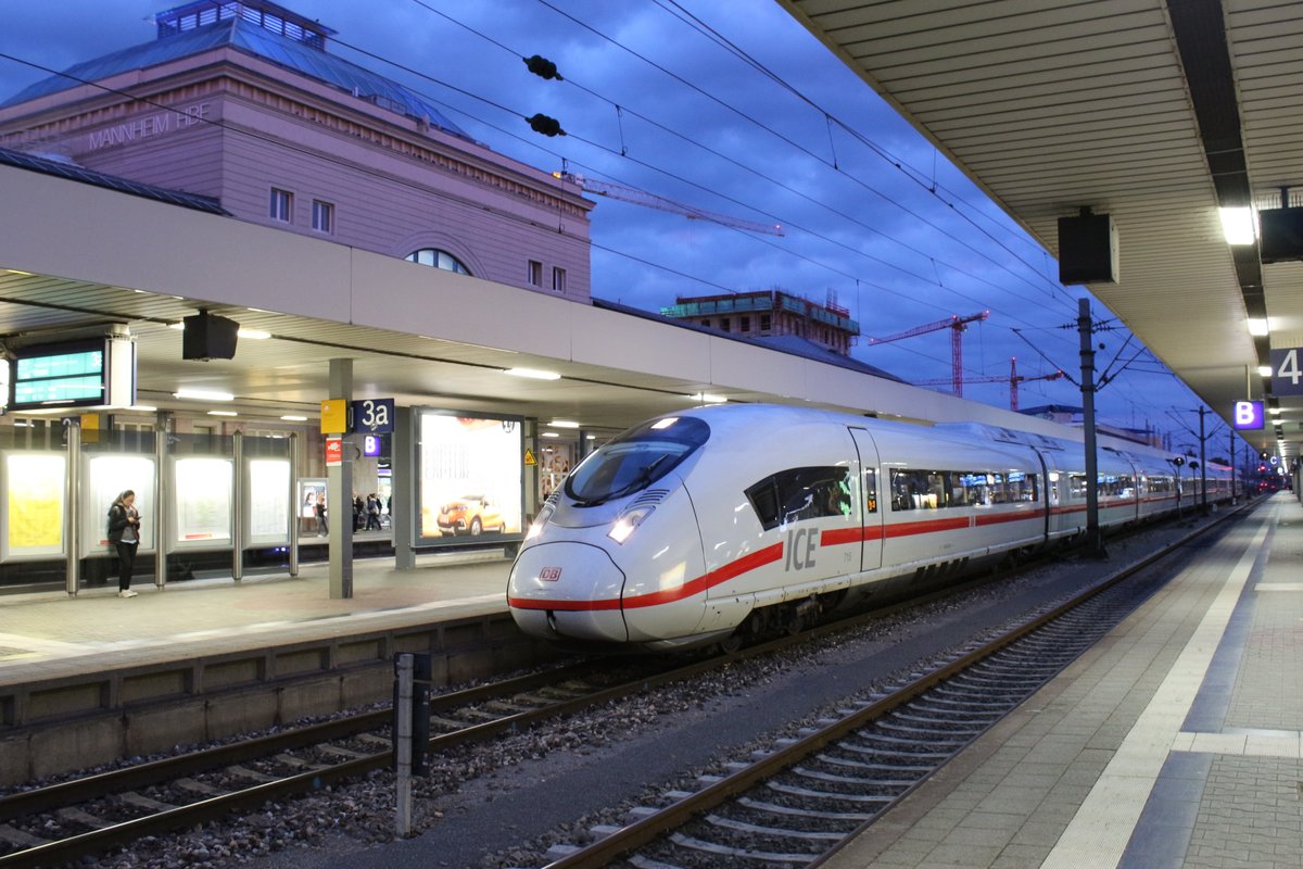 Am 04.10.2017 steht ICE912 nach Essen im Hauptbahnhof Mannheim.