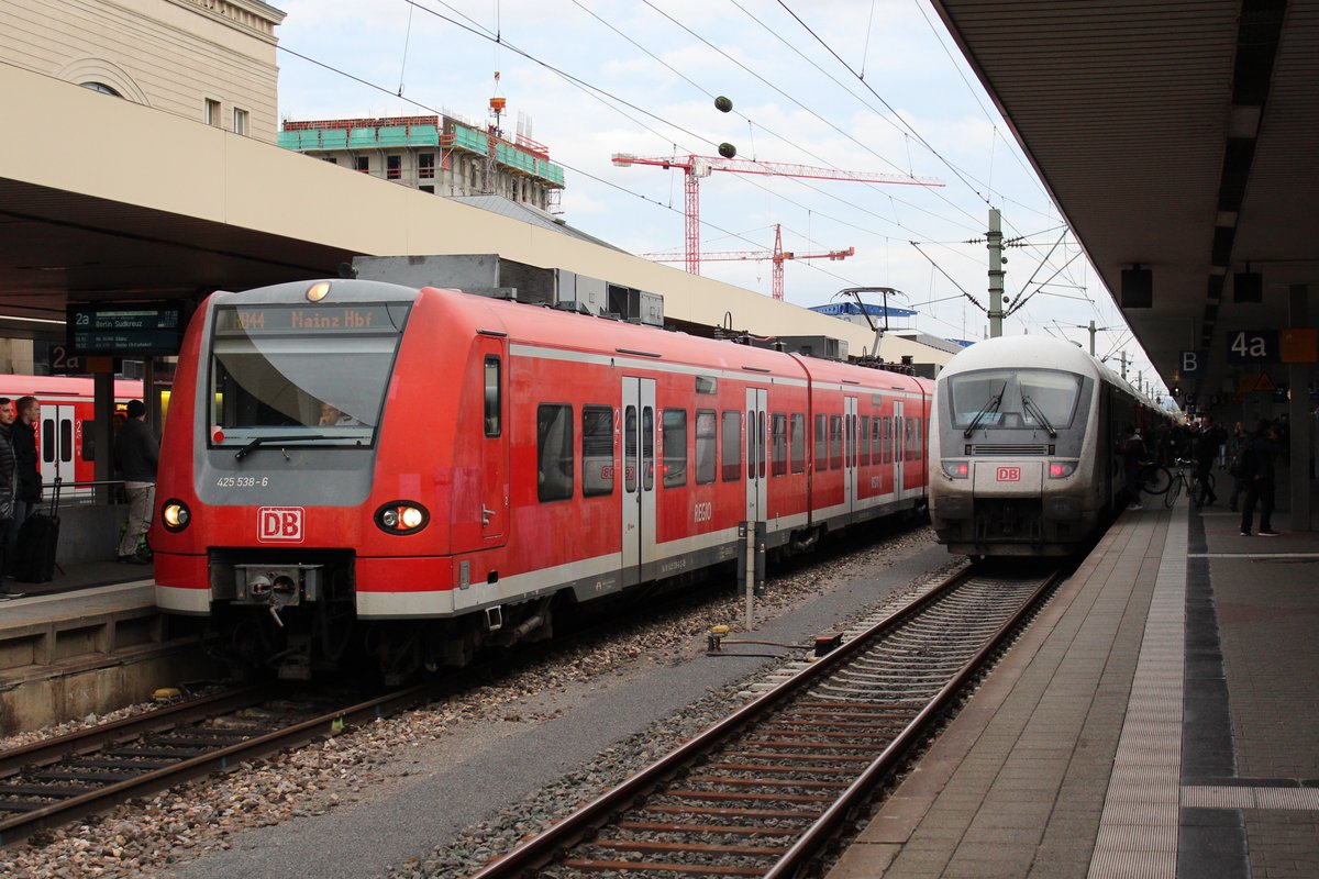 Am 04.10.2017 verlässt 425 038 den Hauptbahnhof von Mannheim als RB44 in Richtung Mainz.