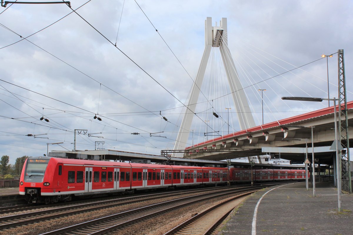 Am 04.10.2017 verlässt eine Doppeltraktion BR 425 den Hauptbahnhof von Ludwigshafen als RB in Richtung Neu-Edingen.