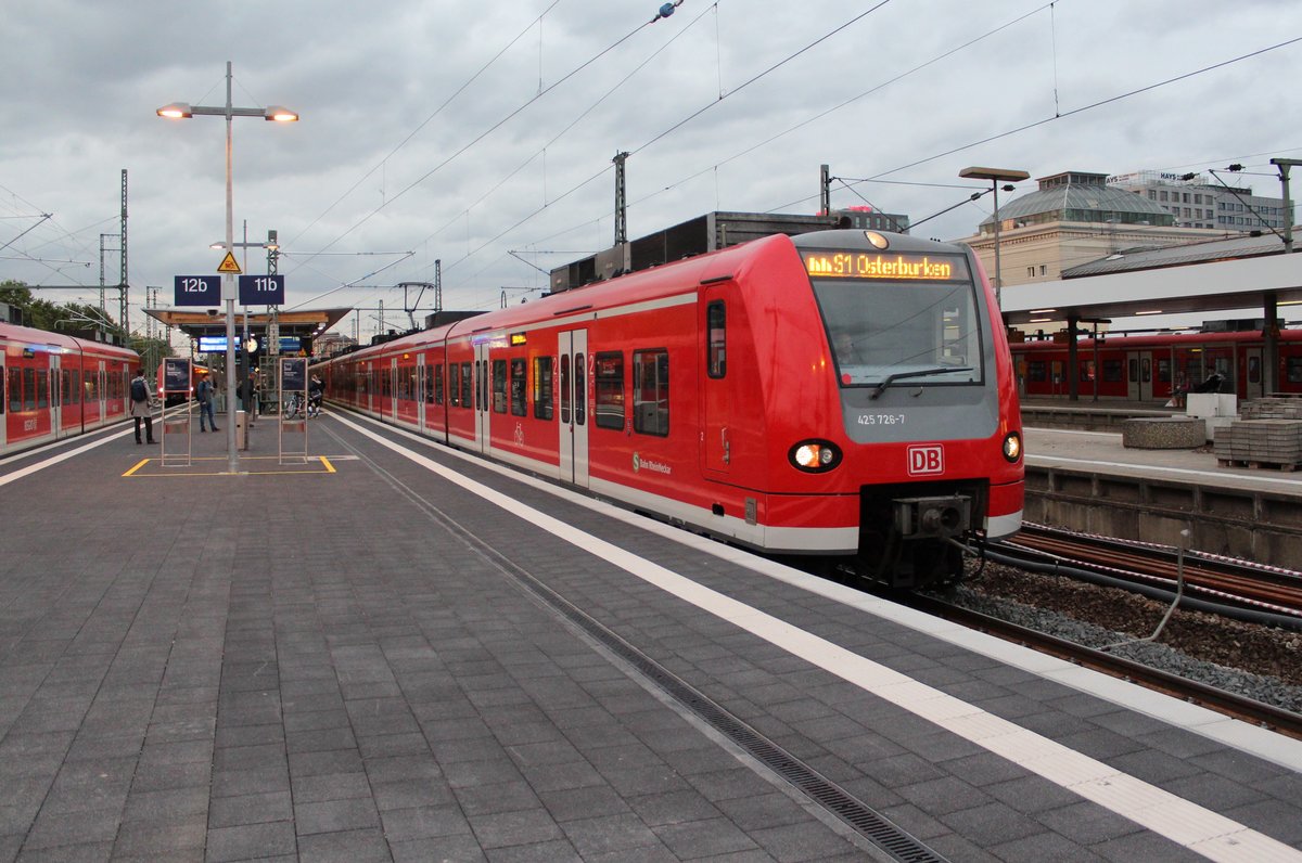 Am 04.10.2017 verlässt eine S1 nach Osterburken den Hauptbahnhof Mannheim in Richtung Heidelberg.