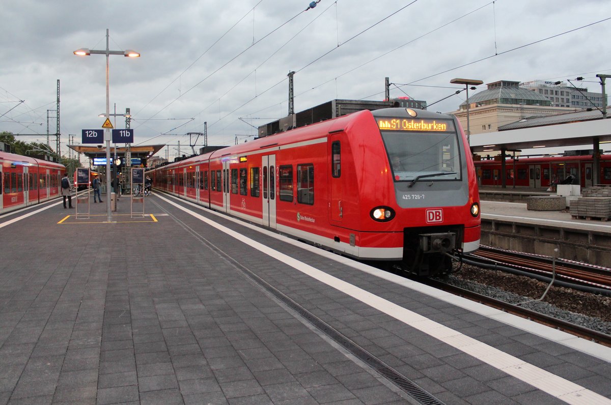 Am 04.10.2017 verlässt eine S1 nach Osterburken den Hauptbahnhof Mannheim in Richtung Heidelberg.