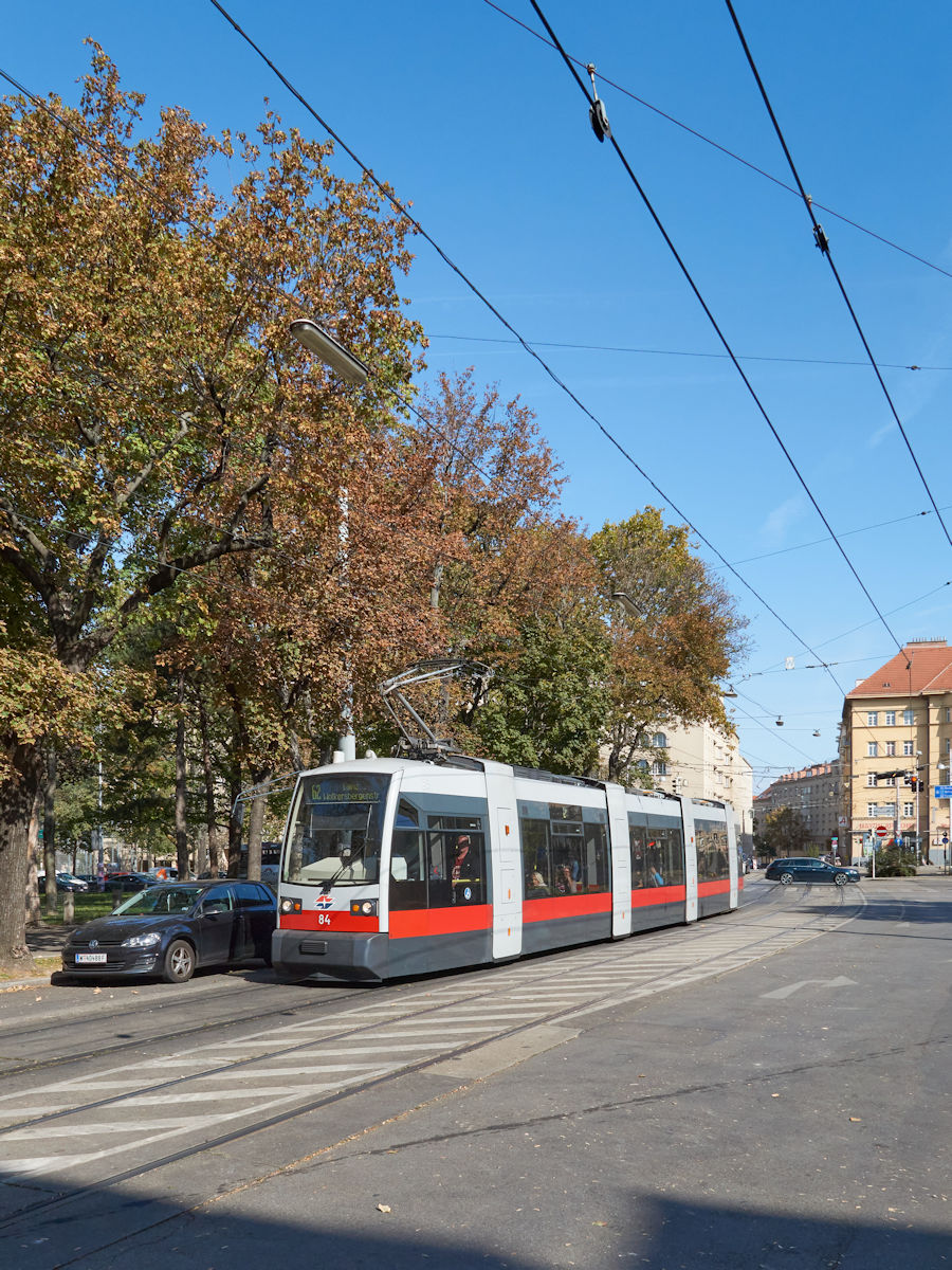 Am 04.10.2018 war der Herbst in Wien schon deutlich sichtbar, als A1 84 auf Linie 62 von der Oper nach Lainz unterwegs war. Gerade ist der Wagen vom Margaretengürtel in die Flurschützstraße eingebogen.