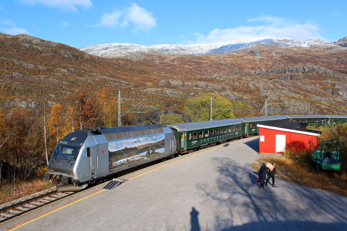 Am 04.10.2019 verlässt ein Zug der Flåmbahn die Station Vatnahalsen und die beeindruckende Panoramakurve in Richtung Flåm.