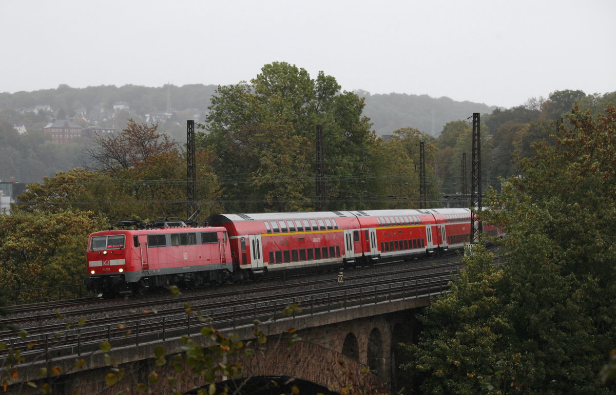 Am 04.10.2020 zog 111 112 ihren RE4 nach Aachen Hbf über die Brücke zwischen Wuppertal-Zoologischer Garten und Wuppertal-Sonnborn. 