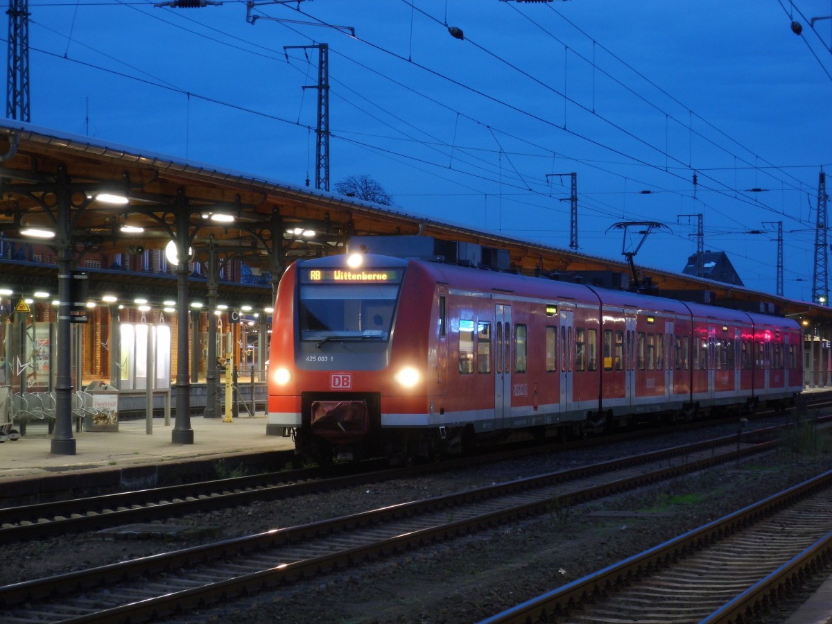 Am 04.11.2014 kam 425 003/503 von Schönebeck Bad Salzelmen nach Stendal und fuhr weiter in Richtung Wittenberge. 