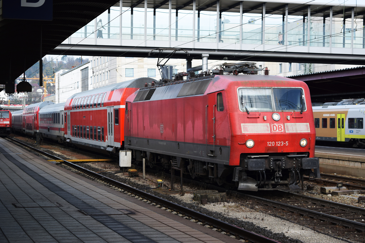 Am 04.11.2017 wartet 120 123 in Ulm Hbf mit PbZ 2461 auf Ausfahrt.