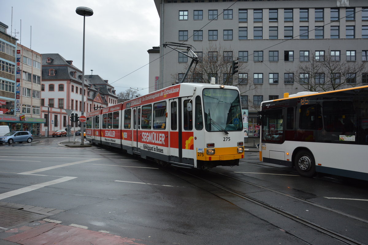Am 04.12.2015 fährt diese Duewag / Siemens M8C mit der Nummer  175  auf der Linie 50 durch Mainz. Aufgenommen in der Innenstadt von Mainz.
