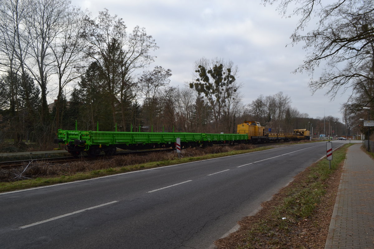 Am 04.12.2016 ist die BR 293 010-5 der Bahnbaugruppe während einer Baumaßnahme auf der Strecke Eberswalde- Frankfurt Oder als Teil einer Wagengruppe auf der freien Strecke kurz hinter dem Bü an der Oderbergerstraße in Eberswalde abgestellt.04.12.2016