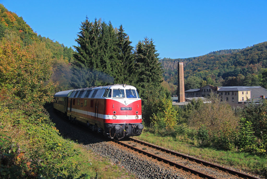 Am 04.Oktober 2014 war 118 770-7 mit einem Sonderzug von Marienberg aus zu einer Fahrt durch das Erzgebirge unterwegs. Meine erste Aufnahme entstand am Vormittag in Schwarzenberg-Neuwelt.