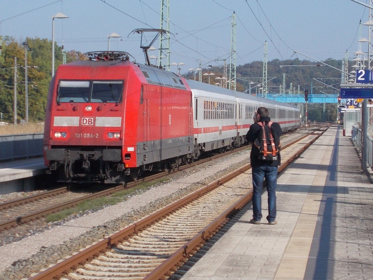 Am 04.Oktober 2014 war ich nicht der Einzige Fotograf auf dem Bahnhof Bergen/Rügen der 101 084 fotografierte.