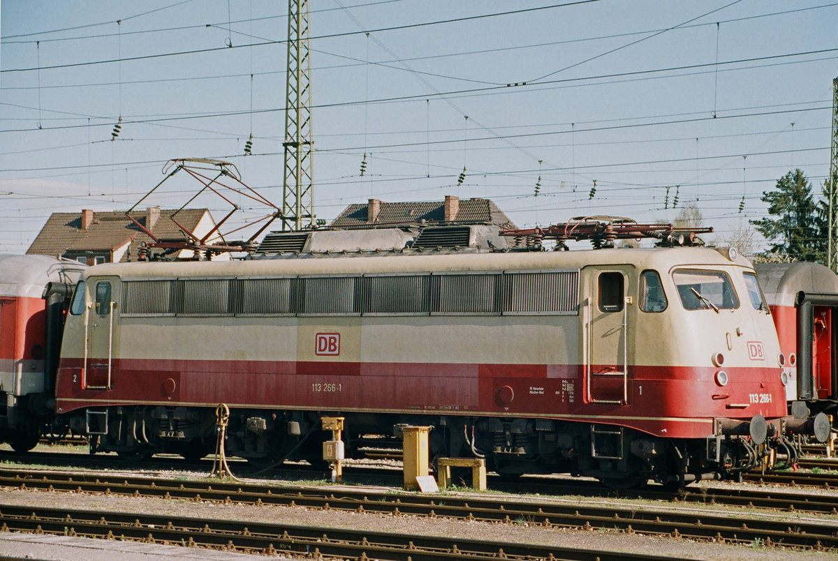 Am 05. April 1998 steht Lok 113 266-1 vor einem Interregio nach München im Bahnhof Freilassing, 