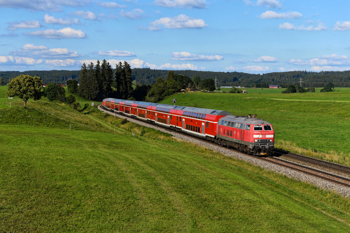 Am 05. August 2020 zeigte sich der RE 57592 von München HBF nach Kempten in der Form, in der er üblicherweise verkehrt - nämlich in der sogenannten Sandwich-Bespannung. Führend war an diesem Tage die 218 424, am Zugschluss arbeitete 218 425. Bei Görwangs im Ostallgäu hat der Zug den höchsten Punkt der Strecke bei Günzach bald erreicht. 