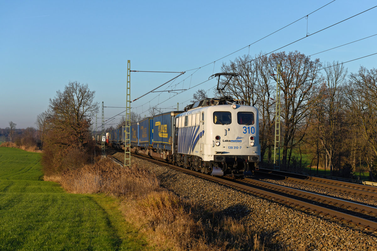 Am 05. Dezember 2019 konnte ich am ehemaligen Block Hilperting die 139 310 mit dem DGS 43129 auf der Fahrt nach Kufstein aufnehmen. Seit dem Verlust der Regenrinne über den Führerstandsfenstern wirkt die Lok etwas  glatzköpfig . 