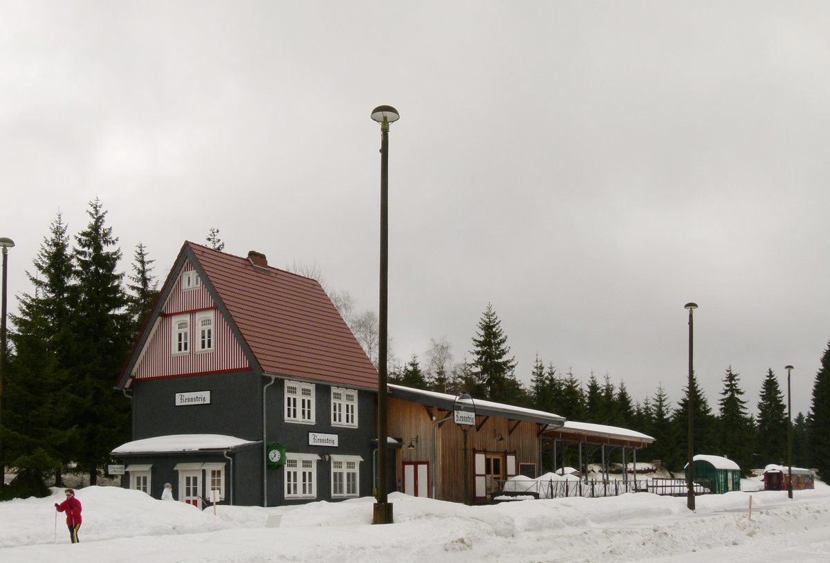 Am 05. Februar 2011 liegt der Bahnhof  Rennsteig  in tiefer Winterruhe.