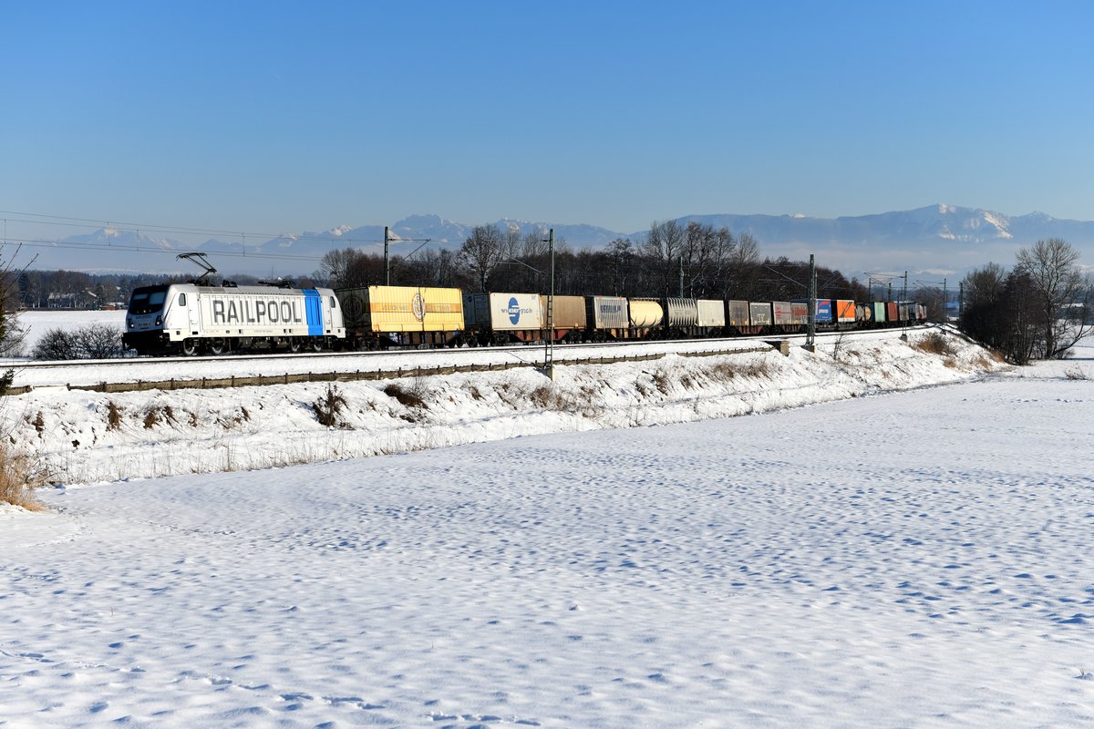 Am 05. Februar 2019 war ein strahlend schöner Wintertag mit klarer Sicht. Die Wochen davor gab es ergiebige Schneefälle, allerdings selten Sonnenschein. Um frische Luft zu schnappen und den Vitamin-D Haushalt aufVordermann zu bringen, wurde ein kurzer Ausflug nach Rann unternommen. Passend kam die an Lokomotion vermietete Railpool 187 308 mit dem komplett beladenen DGS 43130 von Verona Q.E. nach München Ost Rbf vorbeigefahren. Im Hintergrund hat man einen guten Blick auf die Chiemgauer Alpen samt Kampenwand. 