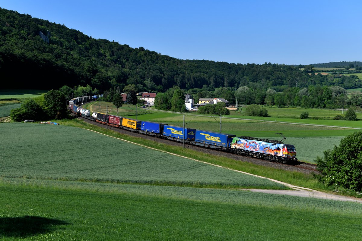 Am 05. Juni 2019 konnte ich die 193 640 mit dem KLV-Zug DGS 43101 von Wanne-Eickel nach Verona Q. E. bei Breitenfurt im Altmühltal fotografieren. Die von loc&more gelungen gestaltete Werbelok beförderte den Zug über seinen gesamten Laufweg hinweg, erhielt aber in Kufstein noch einen weiteren Vectron als Unterstützung vorgespannt, um den Brennerpass zu bewältigen. Über das Bild freute ich mich übrigens genau zwei Sekunden lang, dann kam aus der Gegenrichtung eine Hectorrail 151 mit Kesselwagenzug durchgefahren, für die ich natürlich falsch stand. Aber alles kann man halt nicht haben. 