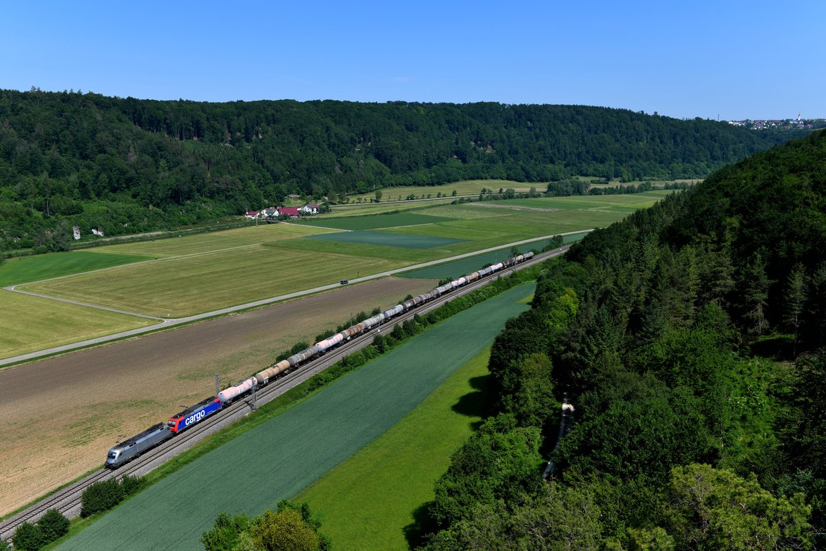 Am 05. Juni 2019 zogen 182 600 und 482 047 (beide für Widmer Rail Services im Einsatz) eine interessante Leistung durch das beschauliche Altmühltal. Es handelte sich hierbei um einen DGS 42691 nach Saint Triphon in der Schweiz. Bei Breitenfurt gelang diese Aufnahme von einem erhöhten Standpunkt. Im Hintergrund kann man die Ortschaft Schernfeld erkennen.