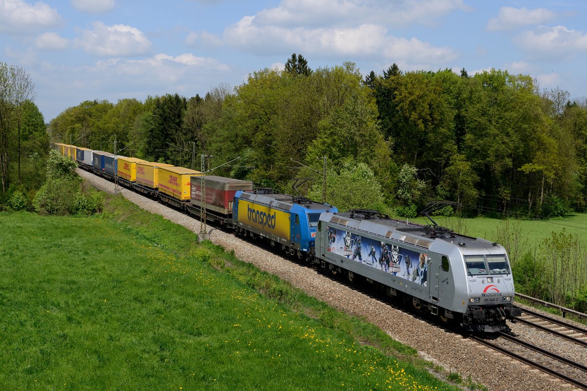 Am 05. Mai 2013 gaben sich gleich zwei TX 185-er Sonderlinge vor einem KLV-Zug Richtung Italien die Ehre:  Oma Liesel  185 540 mit Werbebeklebung  Kassel Huskies  und die 185 518 mit  transped  Beschriftung. Aufgenommen bei Gutmart.